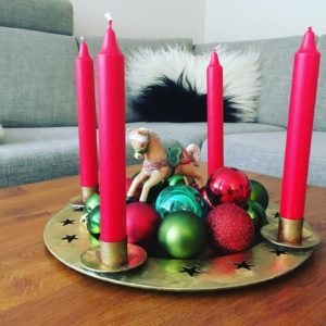 candle wreath horse